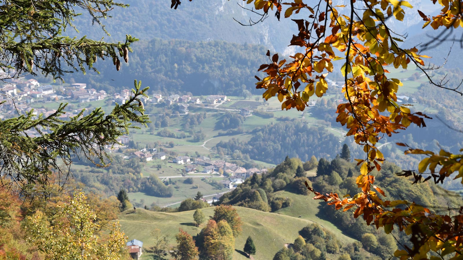 Herbstansicht eines Südtiroler Dorfes